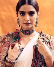 Gorgeous Sonam Kapoor in Anamika Khanna Photo 01