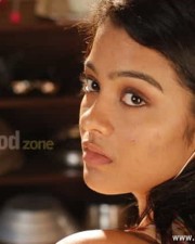 Ponmalai Pozhuthu Movie Heroine Gayathri Photos