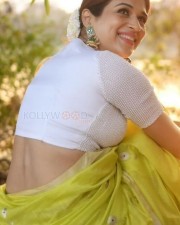 Seducing Shraddha Das in a Saree and White Blouse Shoing Navel Photoshoot Pictures 03