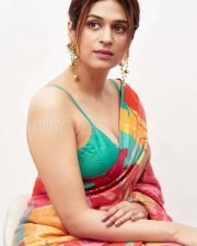 Shraddha Das Stunning Cleavage Show in Saree Photos 09