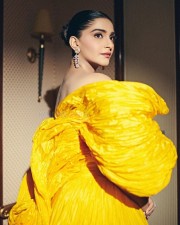 Sonam Kapoor in a Sexy Yellow Gown Photos 01