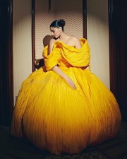 Sonam Kapoor in a Sexy Yellow Gown Photos 02