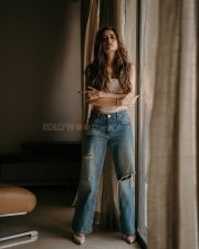 Stunning Ashika Ranganath in a White Crop Top and Ripped Blue Jeans Photos 05