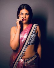 Stunning Shraddha Das Showing Navel in Saree Photos 03
