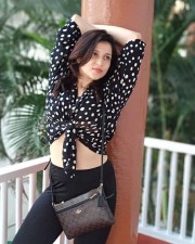 Actress Mannara Chopra Holiday Photos 01