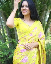 Actress Mirnalini Ravi at Love Guru Movie Press Meet Pictures 17