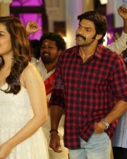 Aranmanai 3 Lojakku Mojakku Song Photos 10