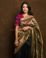Glowing Beauty Mirnalini Ravi in a Traditional Silk Saree Photos 04