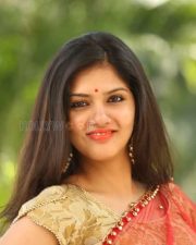 Actress Gayathri Suresh At Hero Heroine Teaser Launch Photos 01
