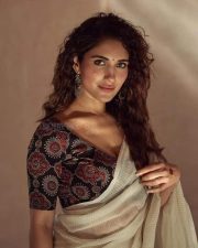 Attractive Ruhani Sharma in a Cream Saree and Printed Blouse Photos 05