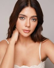 Bang Baang Actress Ruhii Singh in a White Lace Floral Camisole Pictures 02