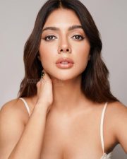 Bang Baang Actress Ruhii Singh in a White Lace Floral Camisole Pictures 04