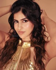 Beautiful Sakshi Malik in a Golden Halterneck Top with a Black Skirt Photos 04
