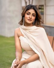 Bhartha Mahasayulaku Wignyapthi Heroine Dimple Hayathi in an Off White Sleeveless Top with a Flared Pants and Dupatta Pictures 04