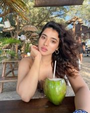Curvy Beach Beauty Ketika Sharma in a Grey Top with Black Denim Pictures 02 Curvy Beach Beauty Ketika Sharma in a Grey Top with Black Denim Pictures 02