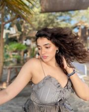 Curvy Beach Beauty Ketika Sharma in a Grey Top with Black Denim Pictures 03 Curvy Beach Beauty Ketika Sharma in a Grey Top with Black Denim Pictures 03