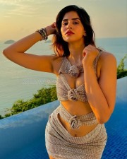 Dazzling Beauty Sakshi Malik in a Cut Out Midi Dress Photos 01