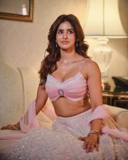 Glamorous Actress Sakshi Malik in a pink and white embellished sweetheart crop top with lace trim photos 06