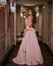 Glamorous Actress Sakshi Malik in a pink and white embellished sweetheart crop top with lace trim photos 09