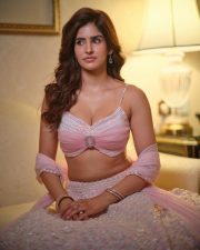 Glamorous Actress Sakshi Malik in a pink and white embellished sweetheart crop top with lace trim photos 10