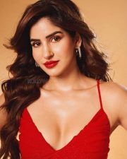 Glamorous Sakshi Malik Cleavage in a Red Shimmer Spaghetti Strap Gown Photos 01