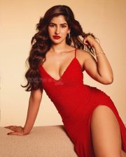 Glamorous Sakshi Malik Cleavage in a Red Shimmer Spaghetti Strap Gown Photos 10