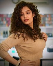 Gorgeous Ritika Singh in a Half Sleeve Light Brown Crop Top Pictures 05
