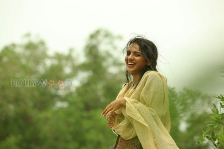 Nerungi Vaa Muthamidathe Movie Heroine Sruthi Hariharan Stills 05