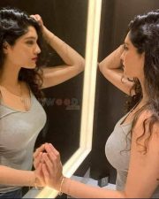 Rithika Singh Sensual Mirror Photo 01 Rithika Singh Sensual Mirror Photo 01