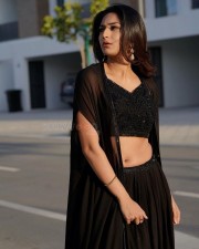 Sexy Erica Fernandes Showing Navel in a Black Embroidered Lehenga Choli with Dupatta Photos 01