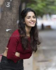 Sexy Ruhani Sharma Showing Navel Photos 02