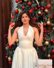 Sexy Sakshi Malik in a White Halter Neck Dress Pictures 01