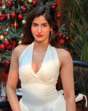 Sexy Sakshi Malik in a White Halter Neck Dress Pictures 02