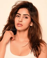 Sexy Sakshi Malik in a White Scoop Neck Tank Top Photos 01