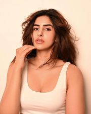Sexy Sakshi Malik in a White Scoop Neck Tank Top Photos 03