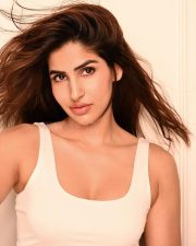Sexy Sakshi Malik in a White Scoop Neck Tank Top Photos 04