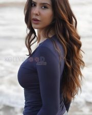 Sexy Sonam Bajwa in a Long Sleeve Crop Top and Denim Pant at the Beach Photos 03 Sexy Sonam Bajwa in a Long Sleeve Crop Top and Denim Pant at the Beach Photos 03