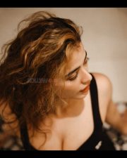 Stunning Ketika Sharma Cleavage in a black off shoulder sequin dress Photos 03