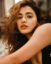 Stunning Ketika Sharma Cleavage in a black off shoulder sequin dress Photos 04