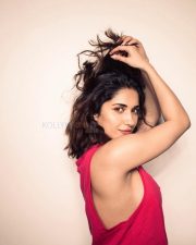 Stunning Ruhani Sharma in a Pink Sleeveless Top Photos 01