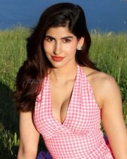 Tempting Sakshi Malik Cleavage in a Pink Gingham Halterneck Dress Photos 02