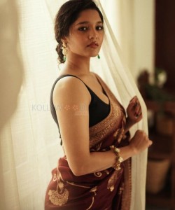 Vanangamudi Heroine Ritika Singh Sexy Saree Photoshoot Pictures 02