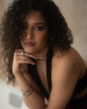 Vettaiyan Actress Ritika Singh Glamorous Photos 03