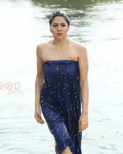 Aayirathil Iruvar Heroine Samuthrika Bathing Photos 01 Aayirathil Iruvar Heroine Samuthrika Bathing Photos 01