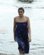 Aayirathil Iruvar Heroine Samuthrika Bathing Photos 02 Aayirathil Iruvar Heroine Samuthrika Bathing Photos 02