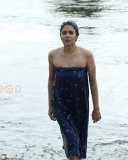 Aayirathil Iruvar Heroine Samuthrika Bathing Photos 03