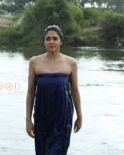 Aayirathil Iruvar Heroine Samuthrika Bathing Photos 04 Aayirathil Iruvar Heroine Samuthrika Bathing Photos 04