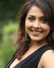 Sexy Madhu Shalini Photos 35