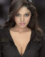 Ethir Vinaiyatru Actress Sanam Shetty Photoshoot Stills 06