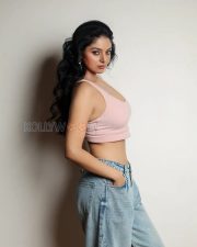 Sultry Sanam Shetty Cleavage in a Pink Scoop Neck Crop Top Photos 05